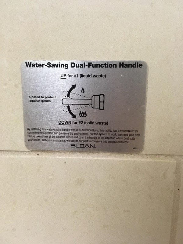 5. В туалете ресторана под названием Panera Bread есть унитаз с водосберегающей двухфункциональной ручкой