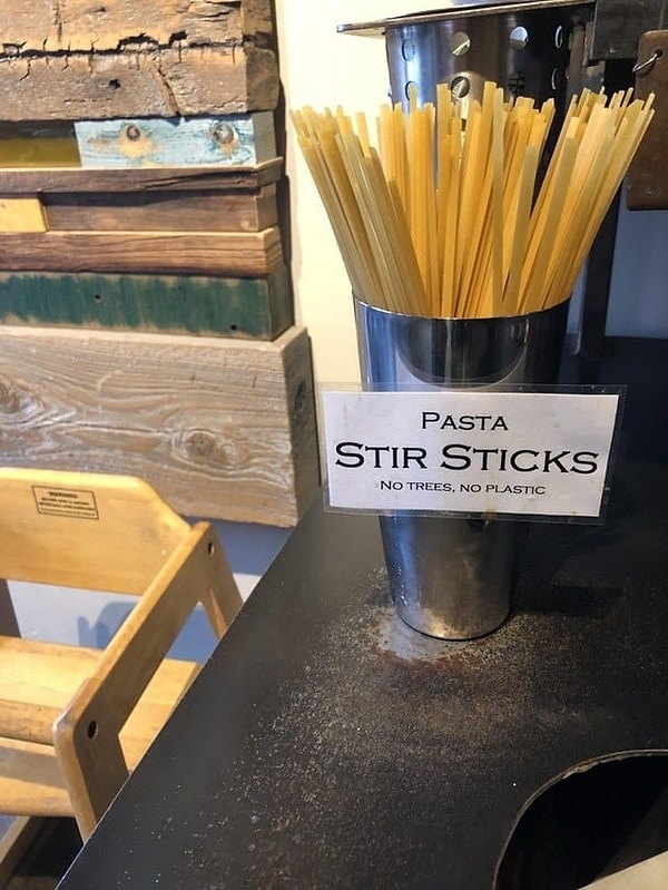 10. А в этой кофейне вместо пластиковых или деревянных мешалок предлагают феттуччине