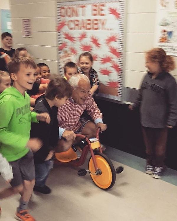 2. "Babam müdürü olduğu okuldaki öğrencilerle toplamda 1000 dakika okuma yapmaları üzerine iddiaya girmiş. Ödül de babamı eşleşmeyen kıyafetlerini ters giymiş halde üç tekerlekli bisikletle koridordan itmekti."