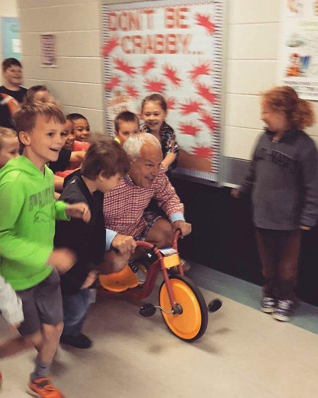 2. "Babam müdürü olduğu okuldaki öğrencilerle toplamda 1000 dakika okuma yapmaları üzerine iddiaya girmiş. Ödül de babamı eşleşmeyen kıyafetlerini ters giymiş halde üç tekerlekli bisikletle koridordan itmekti."