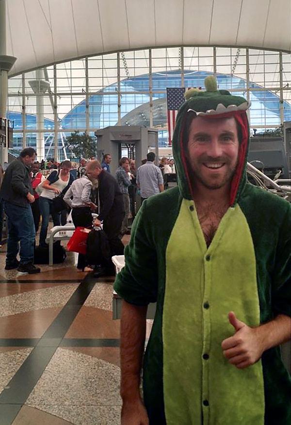 19. "İddiayı kaybedince havaalanı güvenliğinden dinozor kostümüyle geçmek zorunda kaldım. (Tatlı göründüğümü söylediler.)"