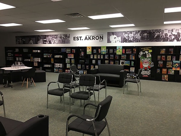 В бесплатной школе ученикам будут предоставлены завтраки, обеды и "перекусы". Кроме того, им будут выданы велосипеды со шлемами и формой, а также канцелярские товары.