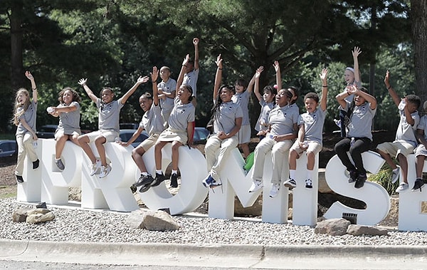 Это значит, что в случае успешного окончания лицея 2300 учениками Леброн выплатит университету 100 миллионов долларов.