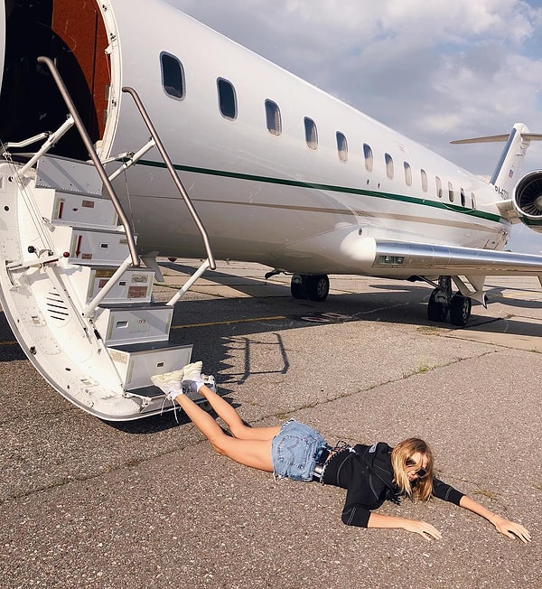 Первой на инстаграм-челлендж "Падающие звезды" откликнулась Лена Перминова.