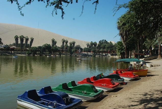 Huacachina çöldeki küçük bir göl etrafında kurulmuş.