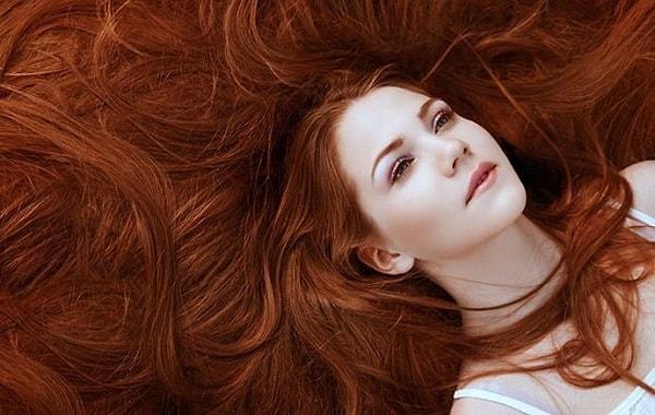 Yahudilik inancına göre Lilith, Tanrı’nın yarattığı ilk kadın olarak bilinir ve kızıl saçlara sahip olduğu söylenir.
