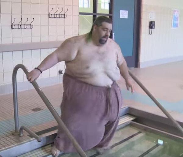 Yüzme egzersizleriyle hem ağır ameliyat süreçlerini atlattı hem de en son 31 kiloya ulaşan testislerinden kurtulmuş durumdaydı!