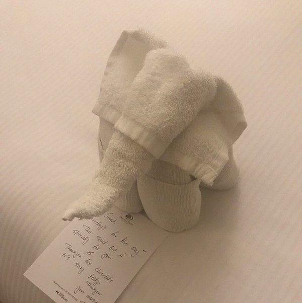 13. Otelden ayrılırken ''Bu senin için, iyi günler.'' yazılı bir not ile birlikte çikolata bırakan kişi, otele geri döndüğünde bunu gördü.