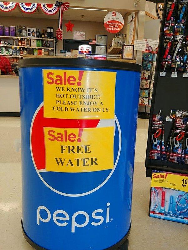 15. St. Louis'deki aşırı sıcak hava nedeniyle ücretsiz su dağıtan dükkan. Gerçekten güzel iş başarmışlar!