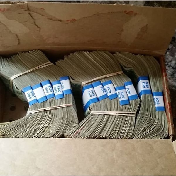 6. А этот парень купил у друга лодку. И отдал ему деньги купюрами по 1 доллару