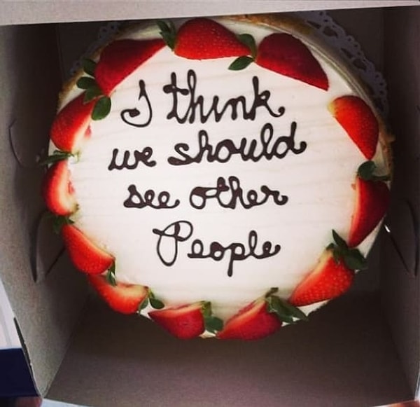 8. А этот парень подарил своей девушке на день рождения торт, на котором было написано: "Я думаю, нам стоит встречаться в другими людьми!"