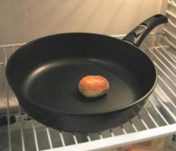 9. А у вас есть привычка оставлять чуть-чуть еды в сковородке, чтобы не мыть посуду? Если да, то вы это... прекращайте!