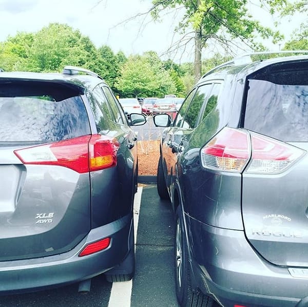 3. Вылезти из машины смогла, а залезть обратно уже нет. Владелец авто слева не силен в парковке.