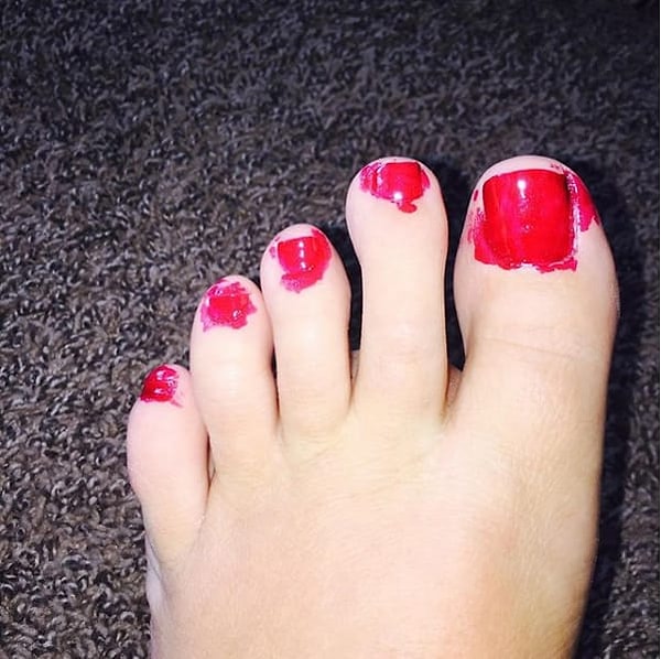 4. А вот вы попробуйте сделать себе педикюр с таким огромным животом!