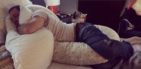 13. Собиралась вздремнуть со своей подушкой для беременных и обнаружила, что она уже занята!