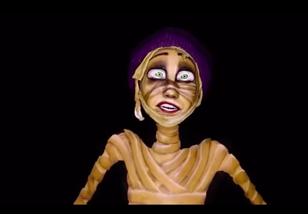 Уже более двух лет Мирьяна занимается тем, что рисует на своем теле. Фактически она является body-иллюзионистом.