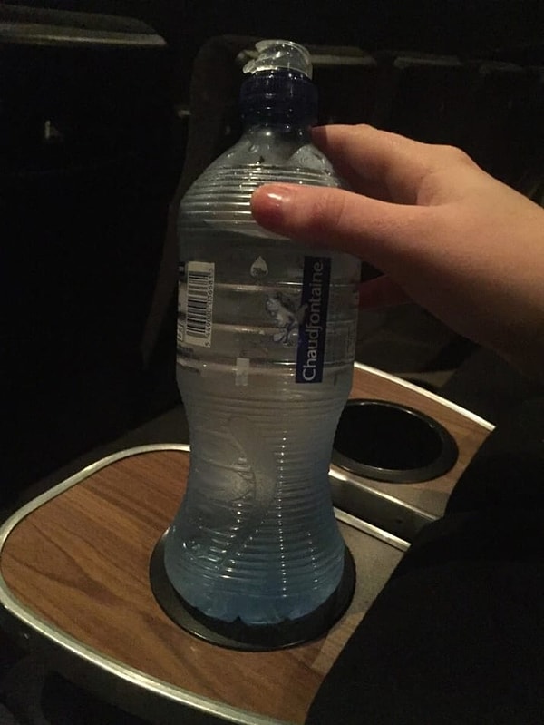 8. Бутылки воды, которые продаются в самом кинотеатре, не вмещаются в подставки в зале. WTF?!