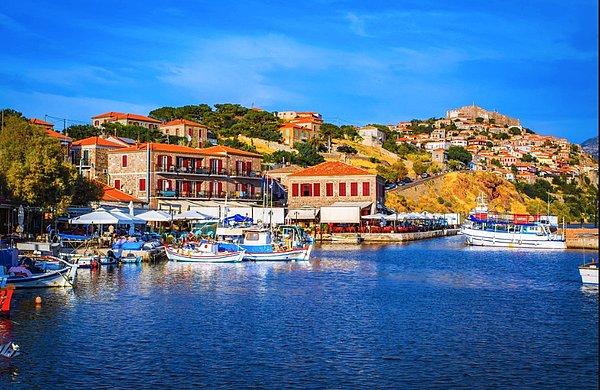 Yunan adalarında konaklama daha çok pansiyon gibi küçük işletmelerde yapılıyor. Çok büyük bir ada olmadığı sürece lüks bir otelle karşılaşmazsınız.