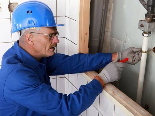 13. Брайан Крэнстон меняет трубы и ставить прокладки