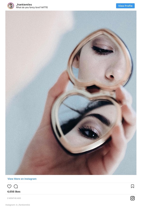 5. Если ты все-таки предпочитаешь старые добрые селфи в зеркале, то попробуй поэкспериментировать с его компактным собратом, который покажет тебя в новом свете.