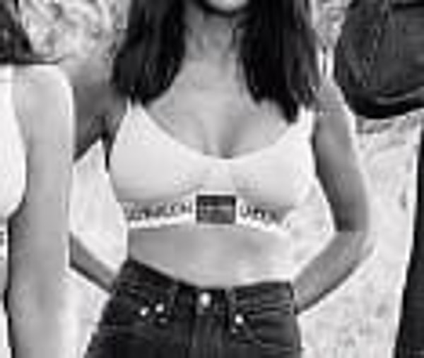 И правда, если посмотреть на руку Кортни, становится понятно, что без специальной программы тут не обошлось.