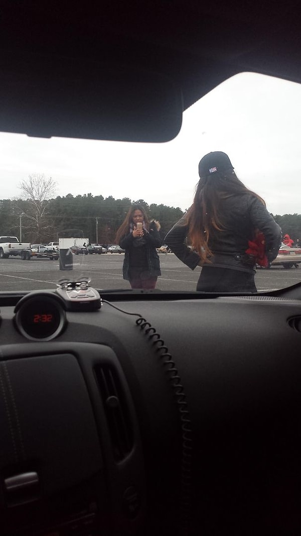 26. "Они понятия не имеют, что я в машине. Посигналить?"