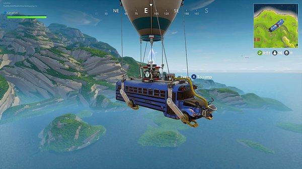 PUBG'de oyuncular bir kargo uçağından mücadele evrenine paraşütle atlıyorken Fortnite'ta Savaş Otobüsü adı verilen bir araç bu görevi yerine getiriyordu.