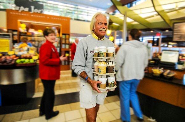 7. Bu minnoş amca da haftada iki kere kendi parasıyla yerel kanser merkezindeki insanlar için kahve alıyor...