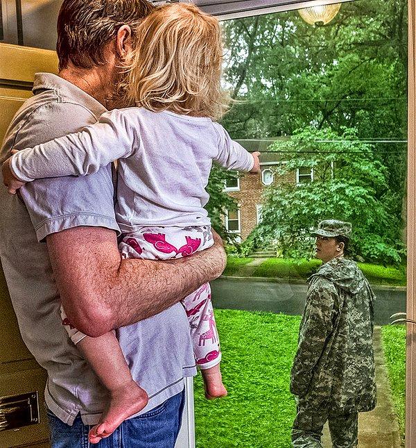 17. Baba ve kızı, bir yıllığına evden ayrılan asker anneyi camdan izlerken: