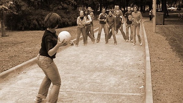 5. В этой игре два участника вставали по краям площадки, остальные - в центре. Первые должны были попасть мячом по остальным ребятам.