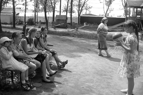 8. Участники этой игры садятся в ряд. Водящий по очереди кидает им мяч и при этом называет предмет. Если он окажется "пригодным для пищи", то ребенок должен поймать снаряд, если нет - отбить.