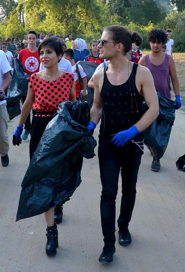 9. Katıldığı festivalden önce halkla birlikte longoz ormanlarında çöp toplayan Aydilge