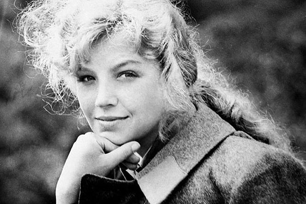 2. А что насчет этой девушки?