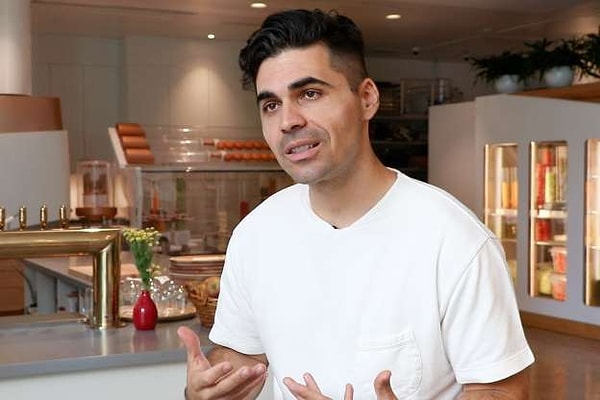 1. Во-первых, стоит представить вам Алекса Вардакостаса - основателя робота под названием «Creator» и генерального директора одноименной компании и ресторана.