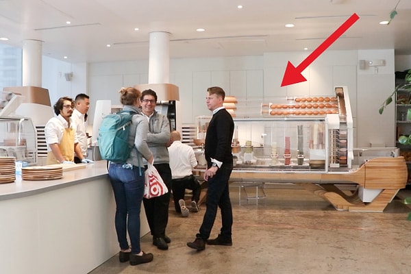 4. В углу ресторана стоит большая машина, которая готовит гамбургеры для клиентов без каких-либо человеческих трудозатрат.