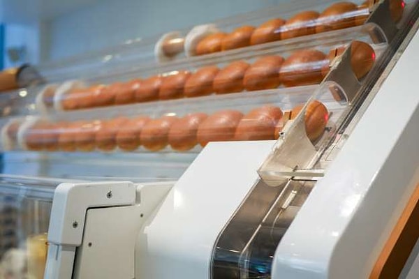 6. После получения заказа воздушная трубка под давлением выталкивает сладкие булочки из местной пекарни под названием La Boulangerie в правый канал.