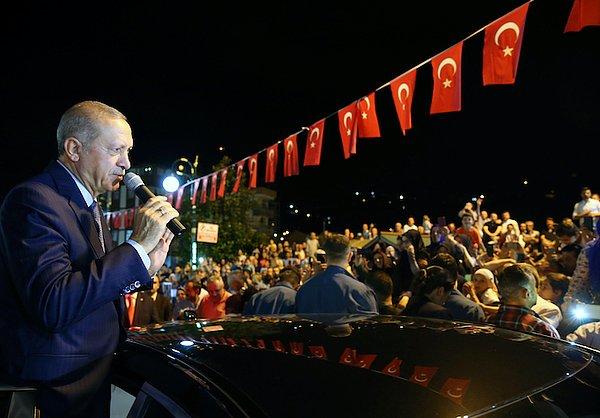 Erdoğan, dün gece Rize'nin Güneysu ilçesine gelişinde, kendisini bekleyen vatandaşlara kısa bir hitapta bulunarak şunları kaydetti 👇