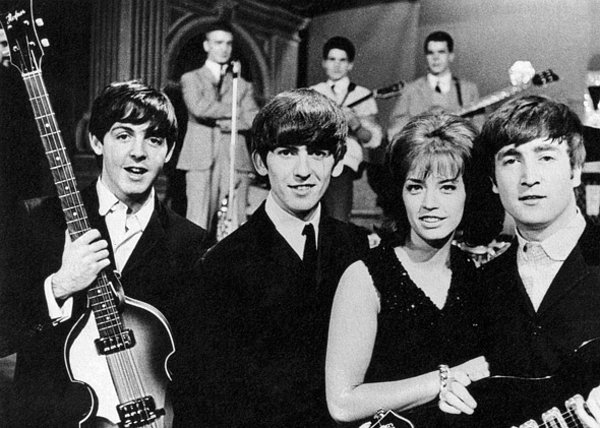 1. Beatles'ı bilmeyen var mı? Hani Liverpool'da kurulan şu popüler müzik grubu.