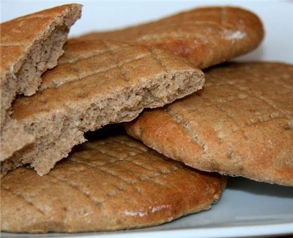 2. "Только на огонь был поставлен большой кофейник, только гномы, покончив с кексами, перешли на ячменные лепешки с маслом, как вдруг раздался... не звонок, а громкий стук".