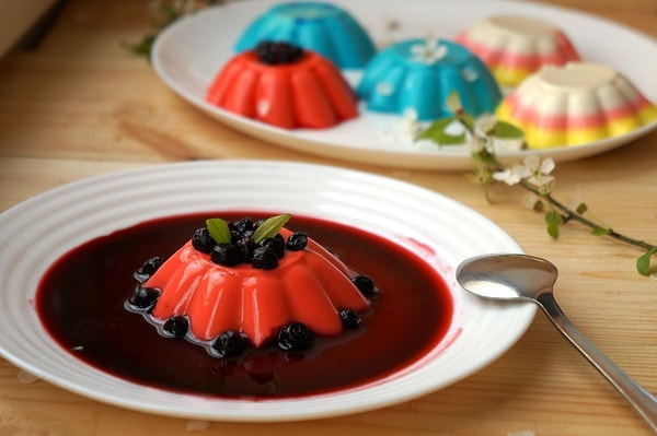 5. "— Да как же вы нетерпеливы! Ну вот вышли мы из-за стола... а сидели мы часа три, и обед был славный: пирожное бланманже синее, красное и полосатое... Вот вышли мы из-за стола и пошли в сад играть в горелки, а молодой барин тут и явился".