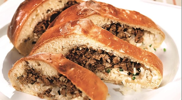 6. "— Ну-с, перед кулебякой выпить, — продолжал секретарь вполголоса; он уже так увлекся, что, как поющий соловей, не слышал ничего, кроме собственного голоса. — Кулебяка должна быть аппетитная, бесстыдная, во всей своей наготе, чтоб соблазн был. Подмигнешь на нее глазом, отрежешь этакий кусище и пальцами над ней пошевелишь вот этак, от избытка чувств. Станешь ее есть, а с нее масло, как слезы, начинка жирная, сочная, с яйцами, с потрохами, с луком..."