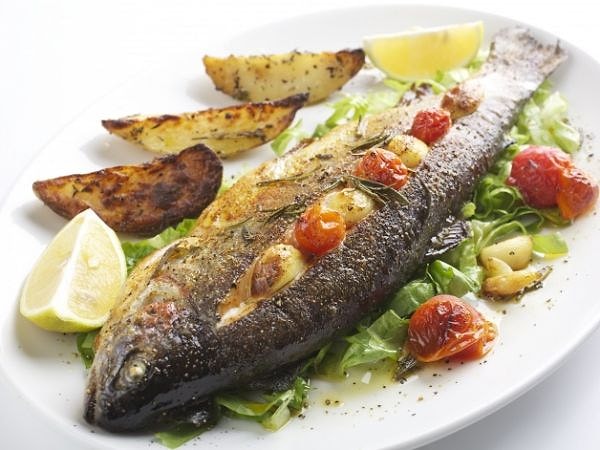 7. "Суп из стручков бамии, коктейль из креветок, голуби в вине и устрицы, запеченные в хрустящем тесте со сметанным соусом; грибы, сладкое мясо и индюшачья печенка; рыба, хитро испеченная в промасленной бумаге, и к ней — лаймы. У Скарлетт никогда не было недостатка в аппетите, ибо стоило ей вспомнить о неизменных земляных орехах, сушеном горохе и сладком картофеле в Таре, как она готова была проглотить буквально все блюда креольской кухни".