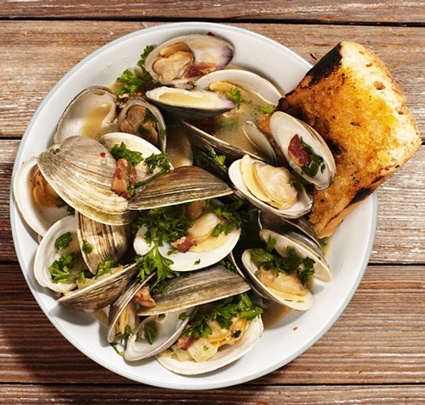 11. "Однако из кухни потянул горячий дымный аромат, в значительной мере опровергавший мои безрадостные опасения. Когда же дымящееся блюдо очутилось перед нами, загадка разрешилась самым восхитительным образом. О любезные други мои! Послушайте, что я вам расскажу! Это были маленькие, сочные моллюски, ну не крупнее каштана, перемешанные с размолотыми морскими сухарями и мелко нарезанной соленой свининой! Все это обильно сдобрено маслом и щедро приправлено перцем и солью!"