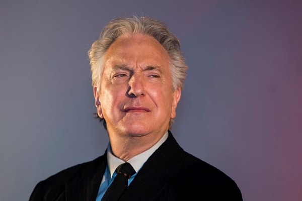 2. Как зовут этого талантливого актера, сыгравшего Северуса Снегга?