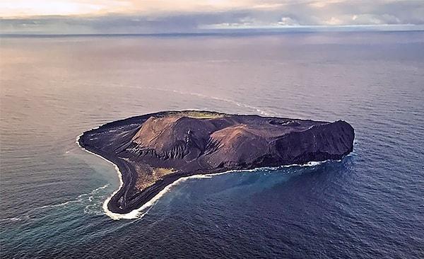 10. Surtsey, İzlanda'da bir ada