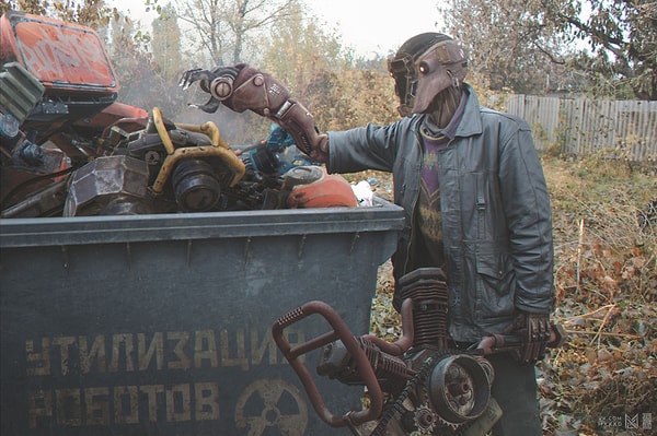 4. Художник описывает этот проект, как "параллельную реальность, в которой современные технологии контрастируют с действительностью провинциальной России,..