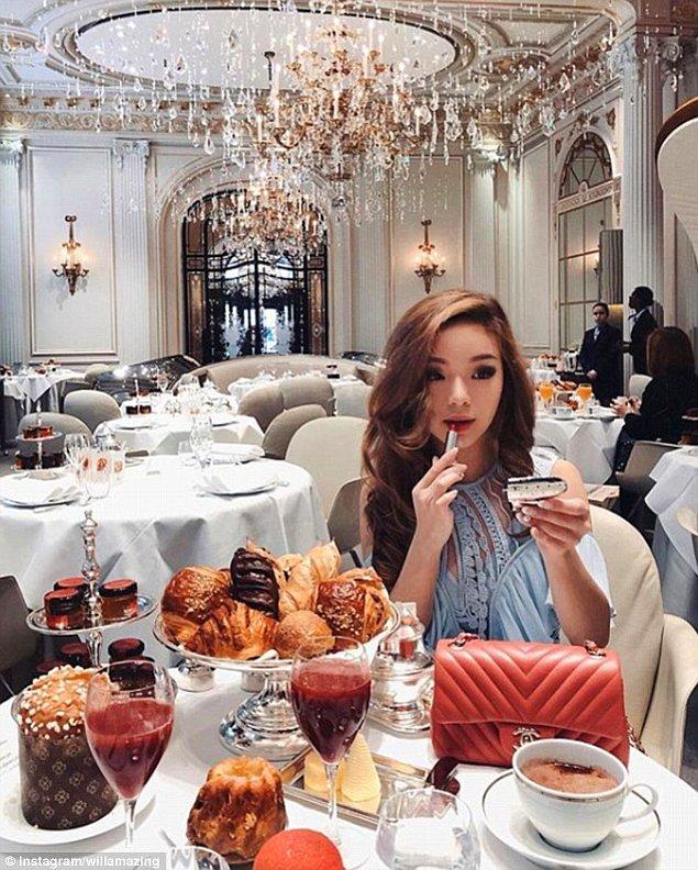 Moda, güzellik ve seyahat blogger'ı Wilabelle Ong, Paris'in ünlü Plaza Athénée otelinde sıradan bir sabah geçiriyor. Masadaki Chanel çantaya dikkat.
