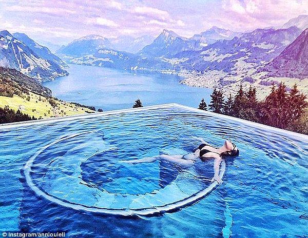 23 yaşındaki Ann Louie Li, gökyüzünü İsviçre dağlarında izlerken!