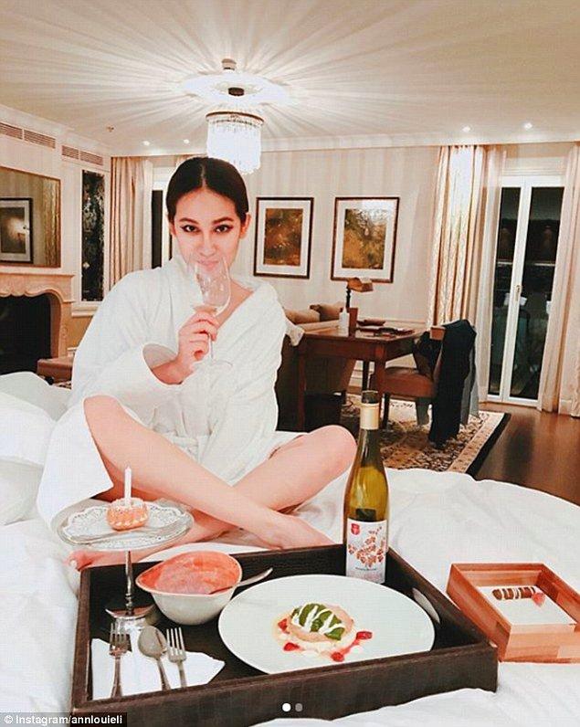 Kendisi ayrıca Hotel Villa Honegg kaldığı bu tatilde, sabah karşı saat 2'de oda servisinden tatlı sipariş ettiğini de paylaştı.