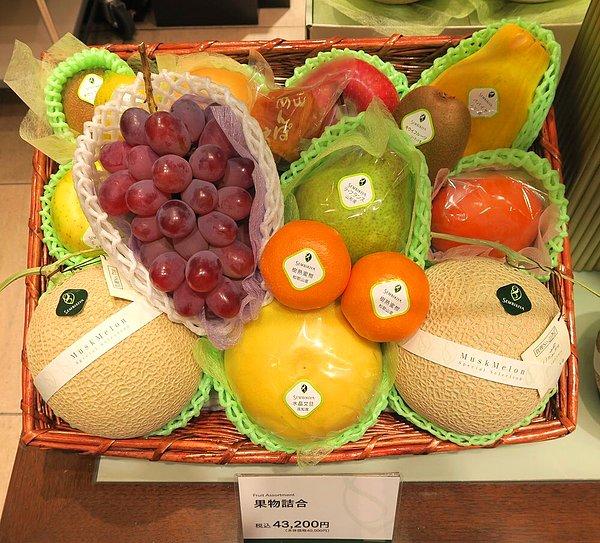 Özellikle son yıllarda, dünya basında da çok yazılan bu konu epey ilginç. Japonların "mükemmel meyveye" karşı müthiş bir ihtirasları var. Bu mükemmel meyve, labarotuar ortamı olmadan, genetiği değiştirilmeden, doğal yetiştirilmesi gereken meyve.